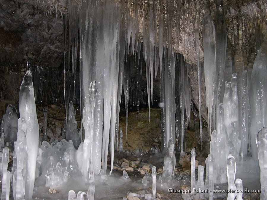 06 Stalattiti e stalagmiti di ghiaccio nella grotta .jpg